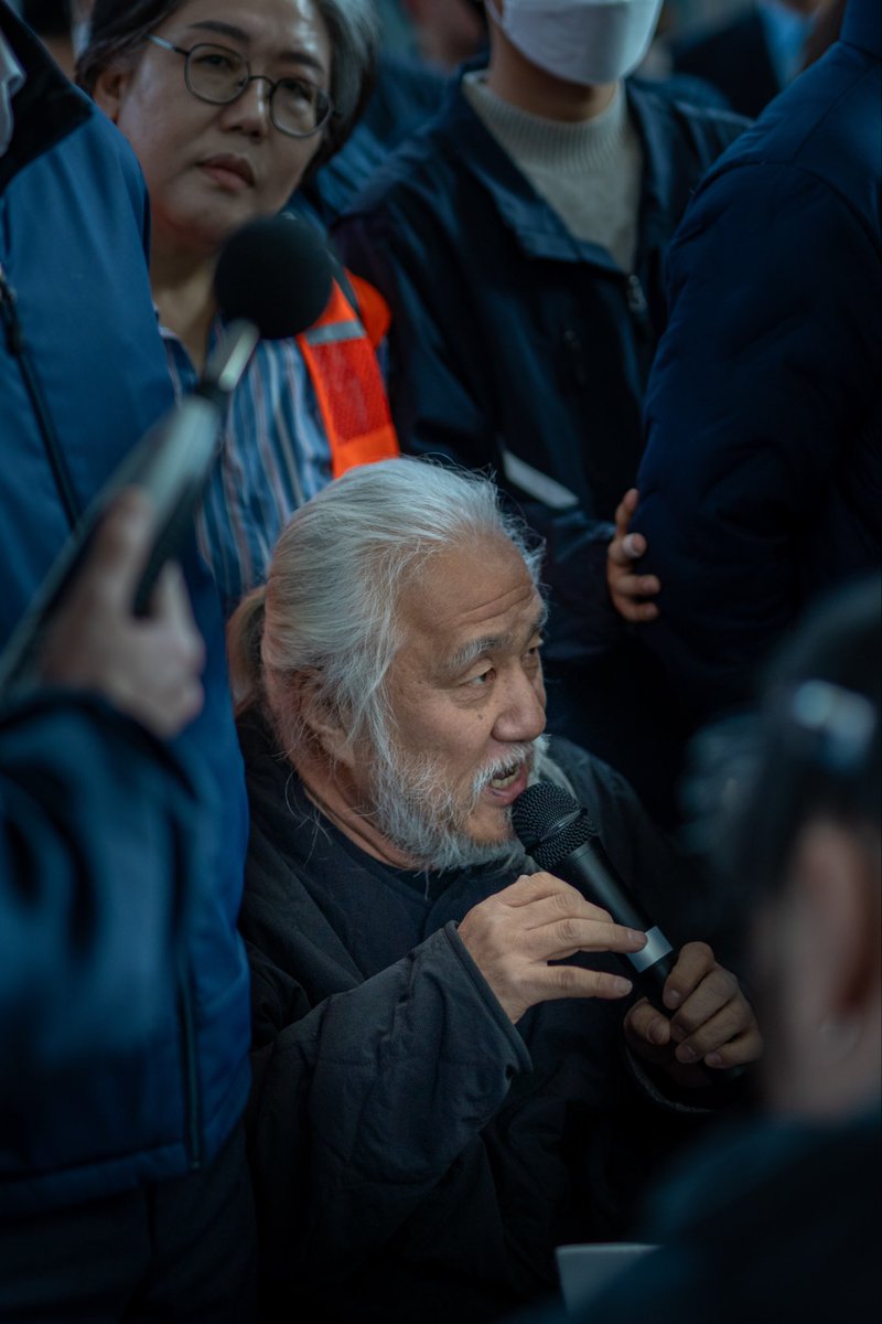 pks9101's tweet image. 서울역에서 목에 걸고 지켜낸 현수막.
장애인권리예산 보장