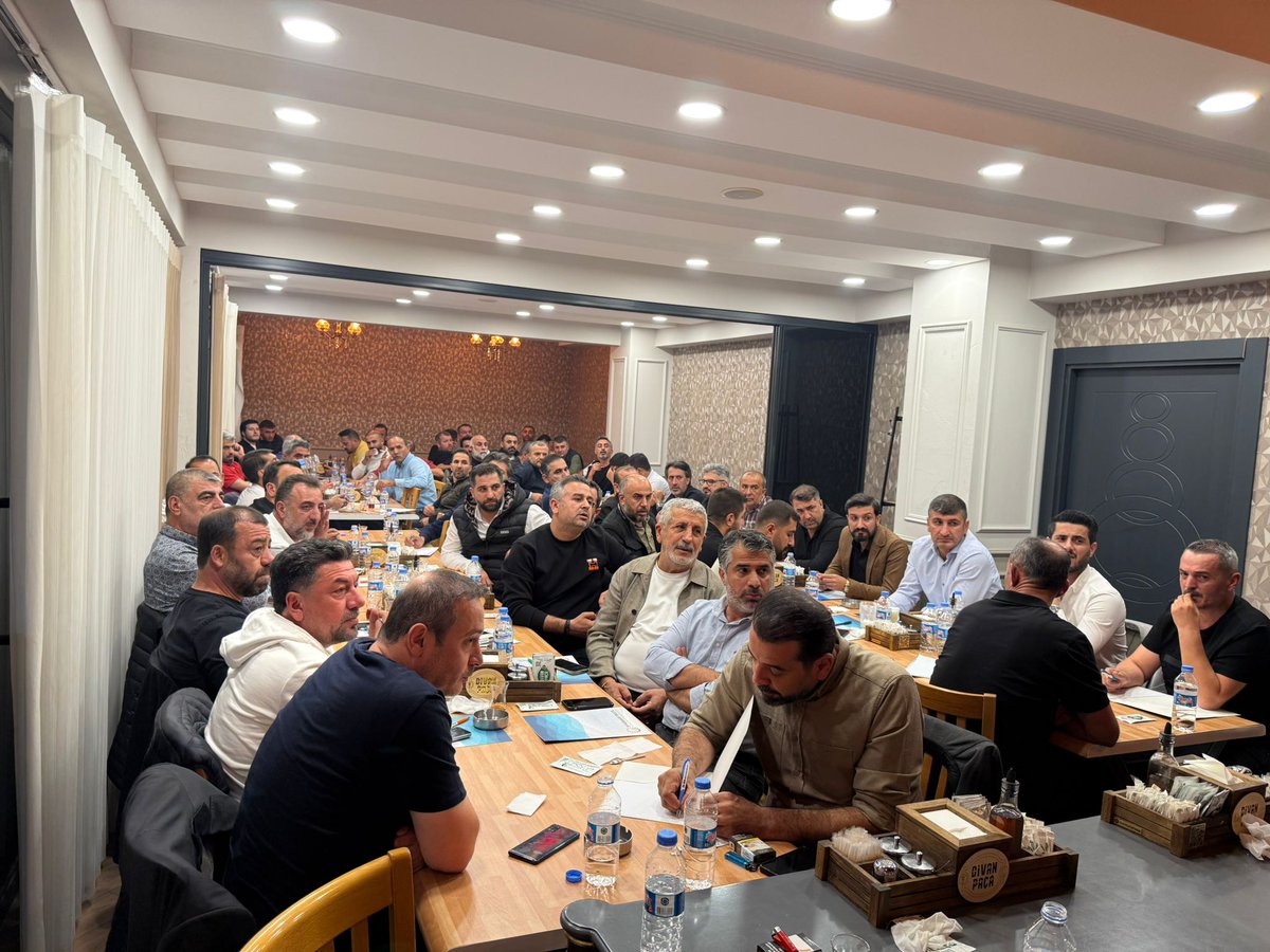 Yönetim Kurulu Başkanımız Sezai AYAS ve Yönetim Kurulu Üyelerimizin katılımıyla, sanayicilerimiz ile istişare toplantısı düzenledik. Yapılan toplantıda OSB'mizde yapılacak çalışmalar ve projeler görüşüldü.