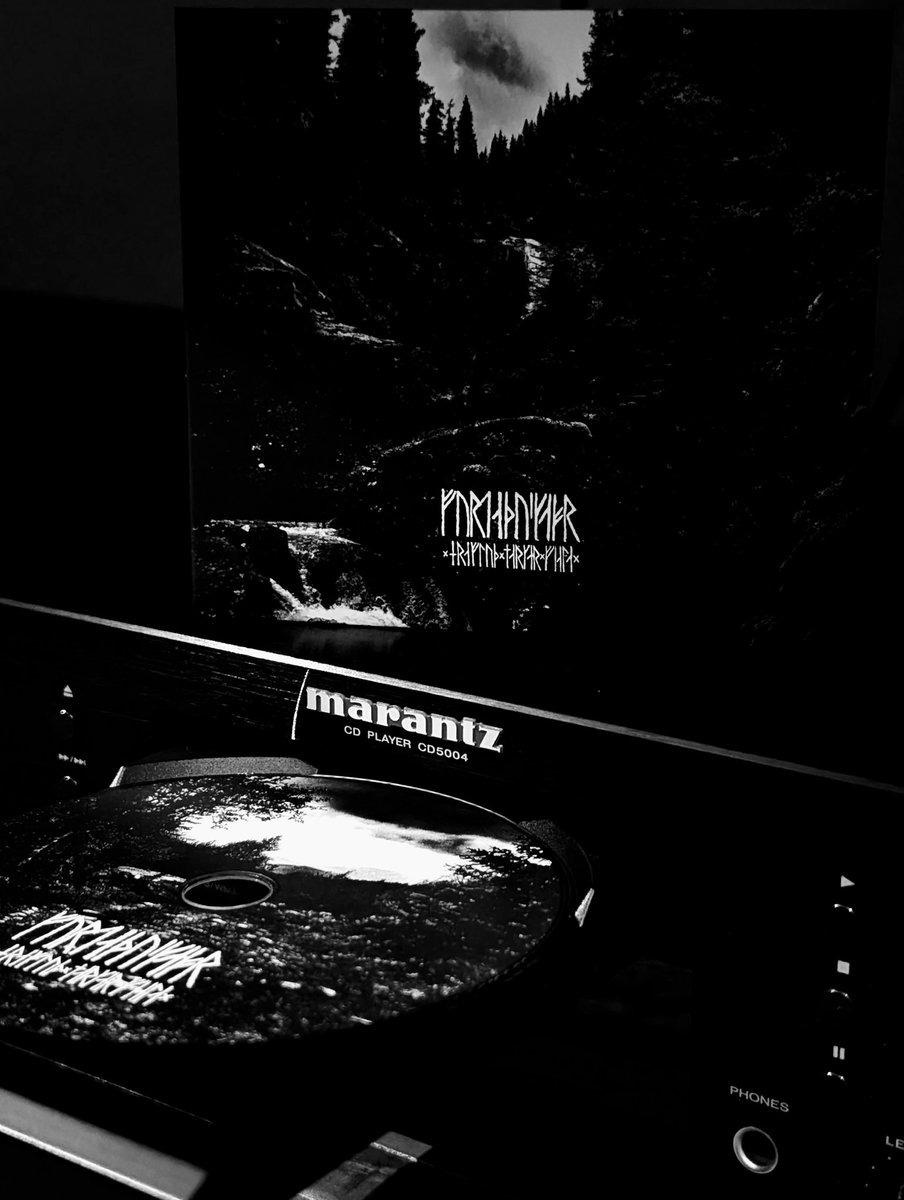 Rozjebała mnie ta płyta. Pojawiła się z nienacka i nie chce wyskoczyć z odtwarzacza, a ja jej wcale nie chce wyciągać. Muzyka, za którą kryje się jakaś historia, a cały album wydaje się być spójny, konceptualny wręcz. Fordæðuskapr, będzie wysoko w tym roku. #metalowyjazgot