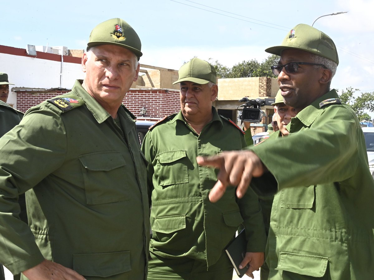<a href="/QueipoRuiz/">Joel Queipo Ruíz</a> <a href="/DiazCanelB/">Miguel Díaz-Canel Bermúdez</a> 🗣️| Al término de la visita, <a href="/DiazCanelB/">Miguel Díaz-Canel Bermúdez</a> dijo a las autoridades locales que se llevaba una buena impresión de la manera como se está trabajando en Holguín y trasladó un saludo al pueblo holguinero del General de Ejército, Raúl Castro Ruz, al tanto de toda la situación.