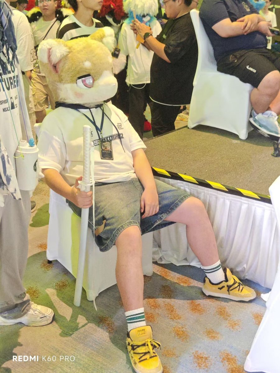 我不太懂怎么跟人相处和打交道，有些时候自己就是在莫名其妙的当别人的背锅侠以及被人当枪使唤，哪怕现在已经选择了淡圈也会被莫名其妙的人拉出来攻击几句，对自己的爱好产生怀疑以及对自己周围的人产生质疑也是家常便饭，不想做坏人，也不想欺骗别人不想做很糟糕的人。