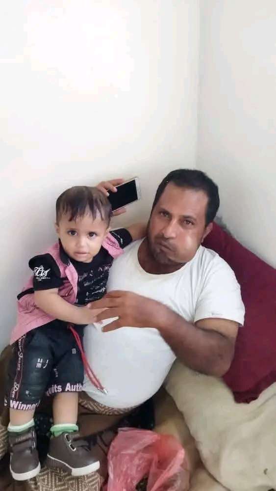 أقدمت مجموعة مسلحة على اختطاف الطفل خطاب الأيوبي والأخ علي ناجي من إحدى النقاط الأمنية بمحافظة #أبين.
وقد تم اقتيادهم إلى منطقة معزولة بين أحور و المحفد، حيث تعرضوا لتهديدات بالذبح والدفن والتعذيب بطرق بشعة لا يستطيع اللسان وصفها،قبل أن يتم نهبهم ونهب ممتلكاتهم بالكامل.