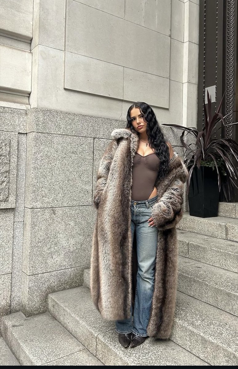 sarahjayden690's tweet image. Fur and heels ❤️❤️ #beauty #positivityalways