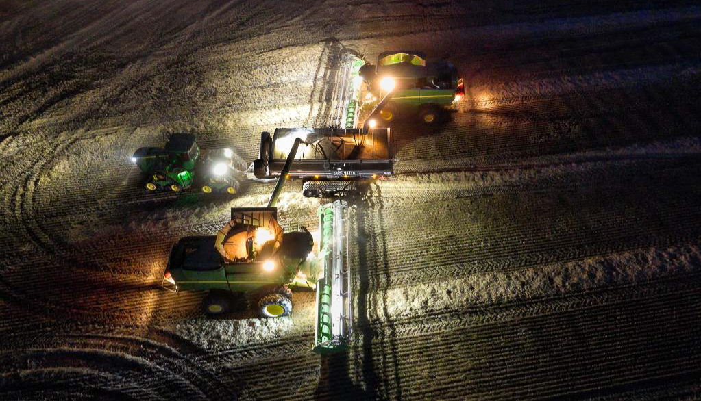 elmersmfg's tweet image. The team at Broad Valley Farms in Arborg, MB had their 2000-bushel HaulMaster rolling around the clock this harvest! 🌾

Big thanks to the Broad Valley crew for sending in these awesome shots of their setup in action!