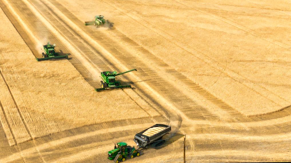 elmersmfg's tweet image. The team at Broad Valley Farms in Arborg, MB had their 2000-bushel HaulMaster rolling around the clock this harvest! 🌾

Big thanks to the Broad Valley crew for sending in these awesome shots of their setup in action!