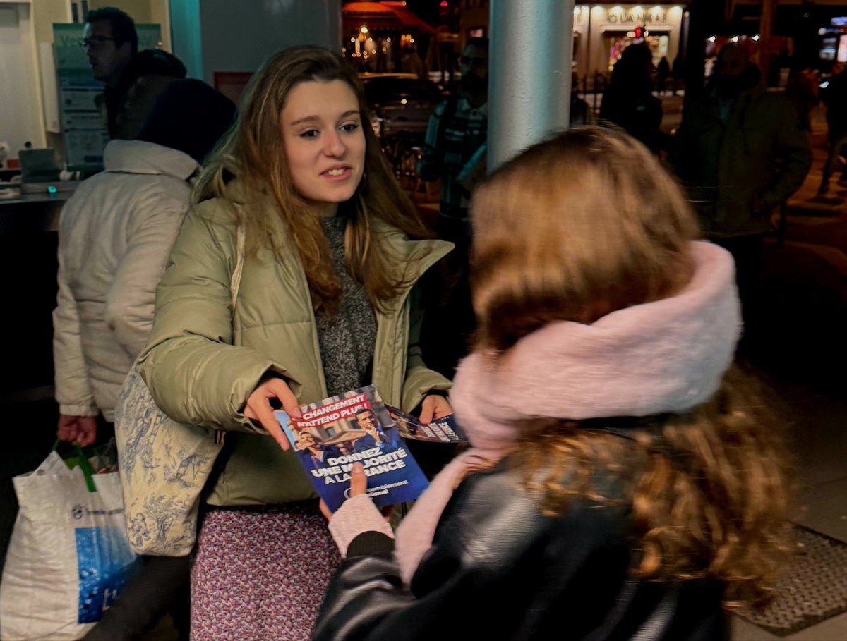 🔵🔴 Très bel accueil des Parisiens à la sortie du métro La Motte Piquet pour les militants #RN.

Les Français veulent l’alternance. Nous sommes prêts.

Rejoignez vous aussi la dynamique du 1er parti de France et de son président <a href="/J_Bardella/">Jordan Bardella</a> en tête de toutes les enquêtes