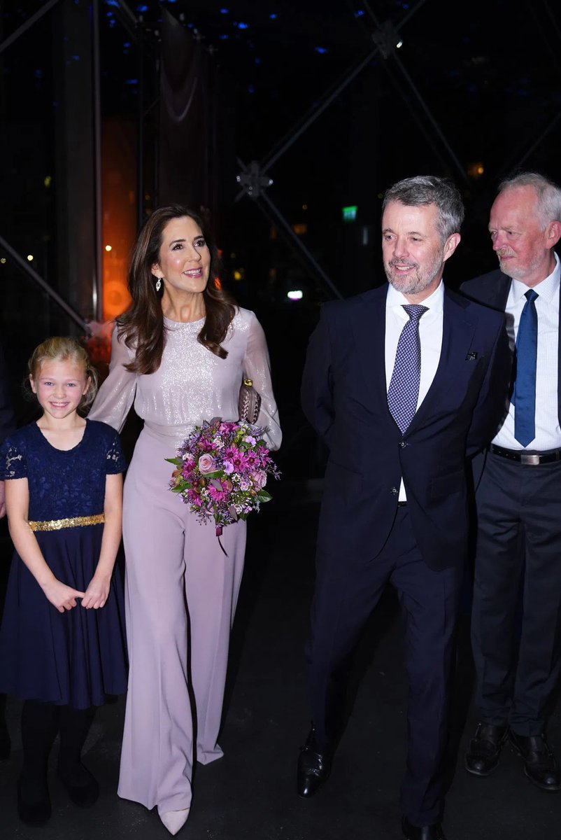 King Frederik and Queen Mary arrived at DR Koncerthuset to attend a concert marking the Danish Radio Symphony Orchestra’ 100th anniversary.

📸 Gregers Overvad