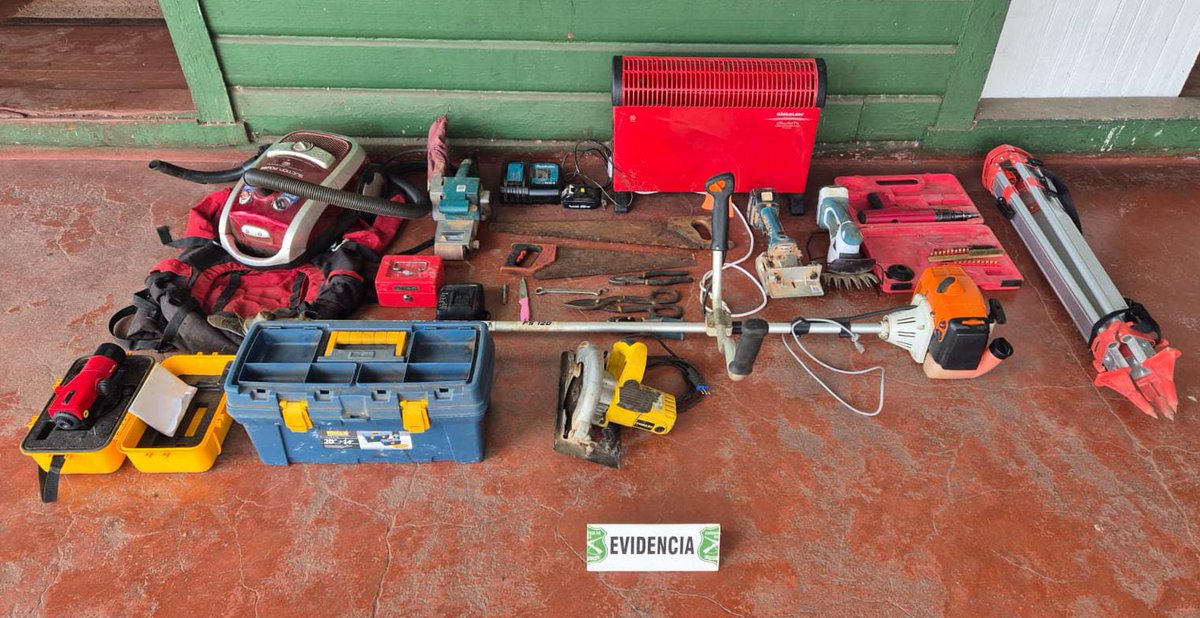 ⚠️ En respuesta a orden de investigar del Ministerio Público, Carabineros SIP de la 4ªComisaría de #RíoBueno detuvo a individuo que mantenía en su poder especies sustraídas en diversas robos que afectaron a 🏠 de la comuna en horarios nocturnos.
#OrdenyPatria