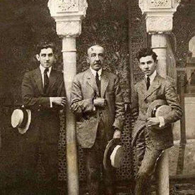 الشاعر احمد شوقي مع ابنائه في القصر الأحمر غرناطة أسبانيا عام 1914 م