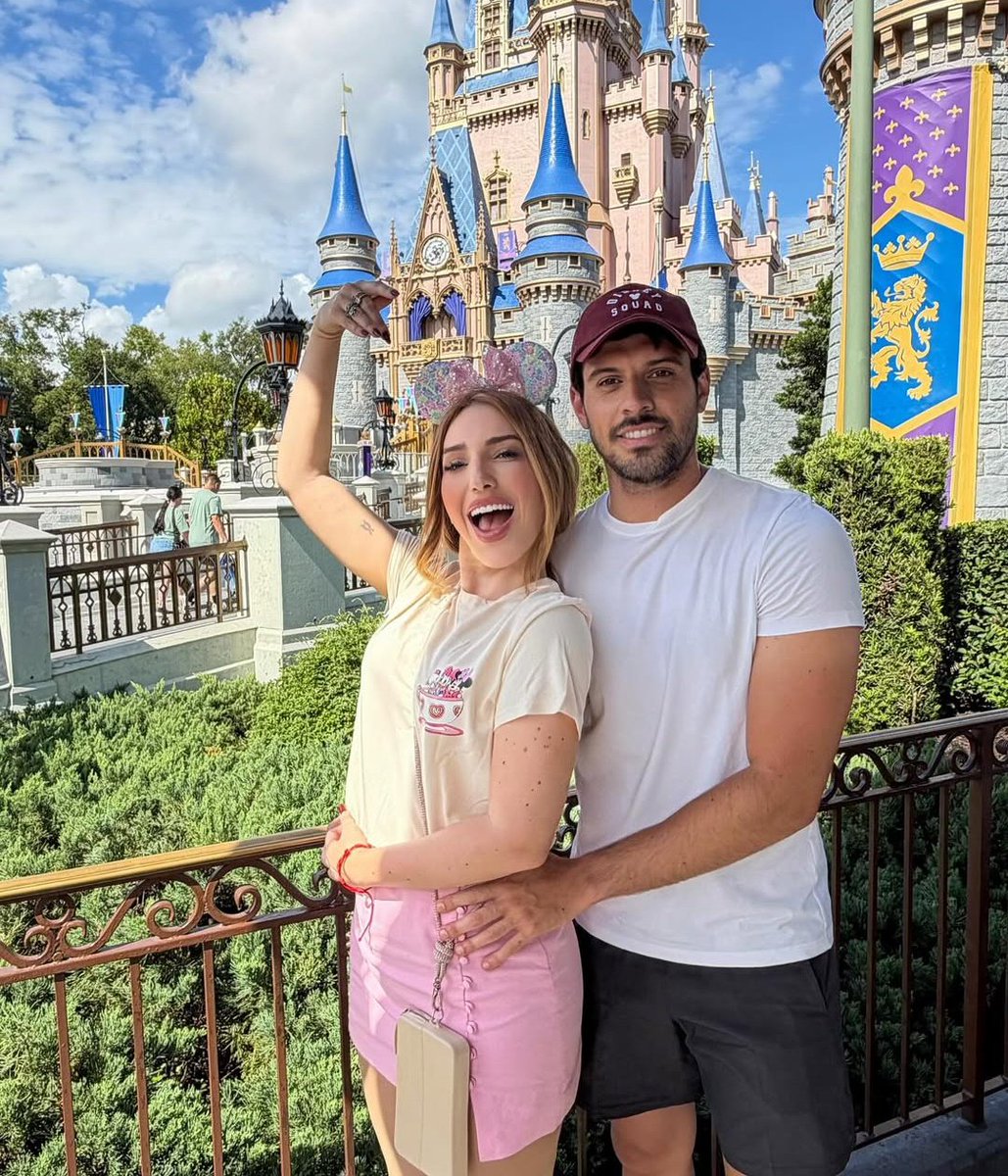 complicarlaa's tweet photo. triste que a tour em orlando acabou (feliz que a viagem continua) amei acompanhar mais uma primeira viagem dela 🥹🤍 https://t.co/1qYBWLZ606