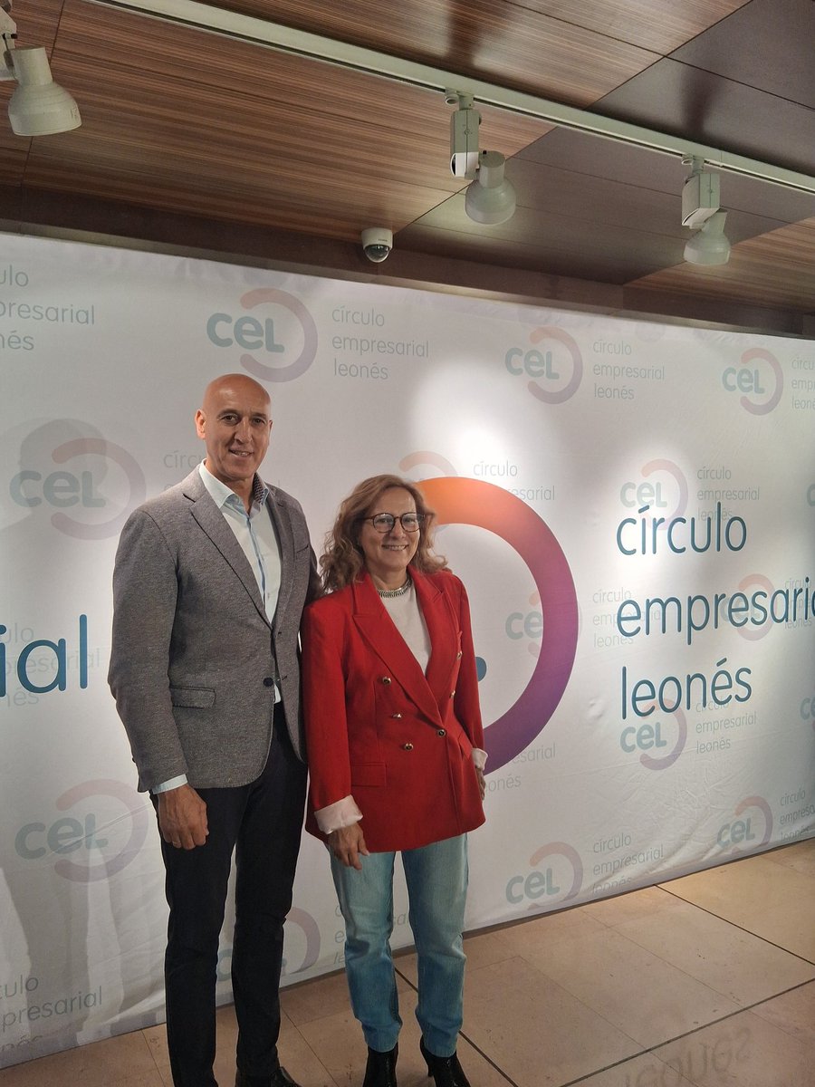 En el Congreso #EllasImpulsanLeón de <a href="/cel_leon/">CEL León</a> 
📸 <a href="/ElsaGlezDiaz/">Elsa González Díaz</a> miembro de la Junta Directiva de #FEDEPE  junto al alcalde de León <a href="/JADIEZLEON/">JADiez / ❤️ 🦁</a> <a href="/LeonAyto/">Ayuntamiento de León</a>