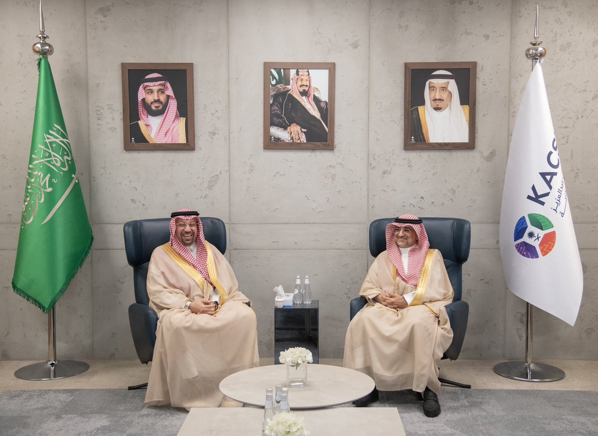 Najran_Univers's tweet image. سلّم معالي رئيس #كاكست د.منير الدسوقي، شهادة اعتماد عضوية #جامعة_نجران في اتحاد شبكة &quot;معين&quot; للهوية الرقمية إلى رئيس الجامعة أ.د.عبدالرحمن الخضيري، بعد استيفائها معايير الانضمام التي تمكّنها من النفاذ الموحّد لشبكات ومصادر المعلومات العالمية. وجاء تسليم الشهادة خلال ختام فعاليات…