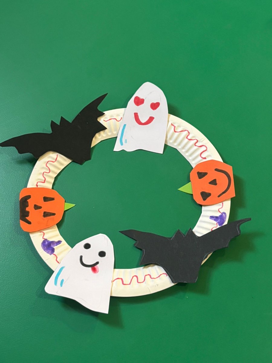 CharltonLib's tweet image. We enjoyed some Spooky fun at #CharltonLibrary making Hallowe’en themed wreaths today! 🎃 With another session tomorrow, Friday 31 October at 11am-12noon 👻 
Visit Frilly&apos;s Tea Rooms to buy some spooky cupcakes and Hallowe&apos;en worthy
treats too! 🕷️ #LoveYourLibrary