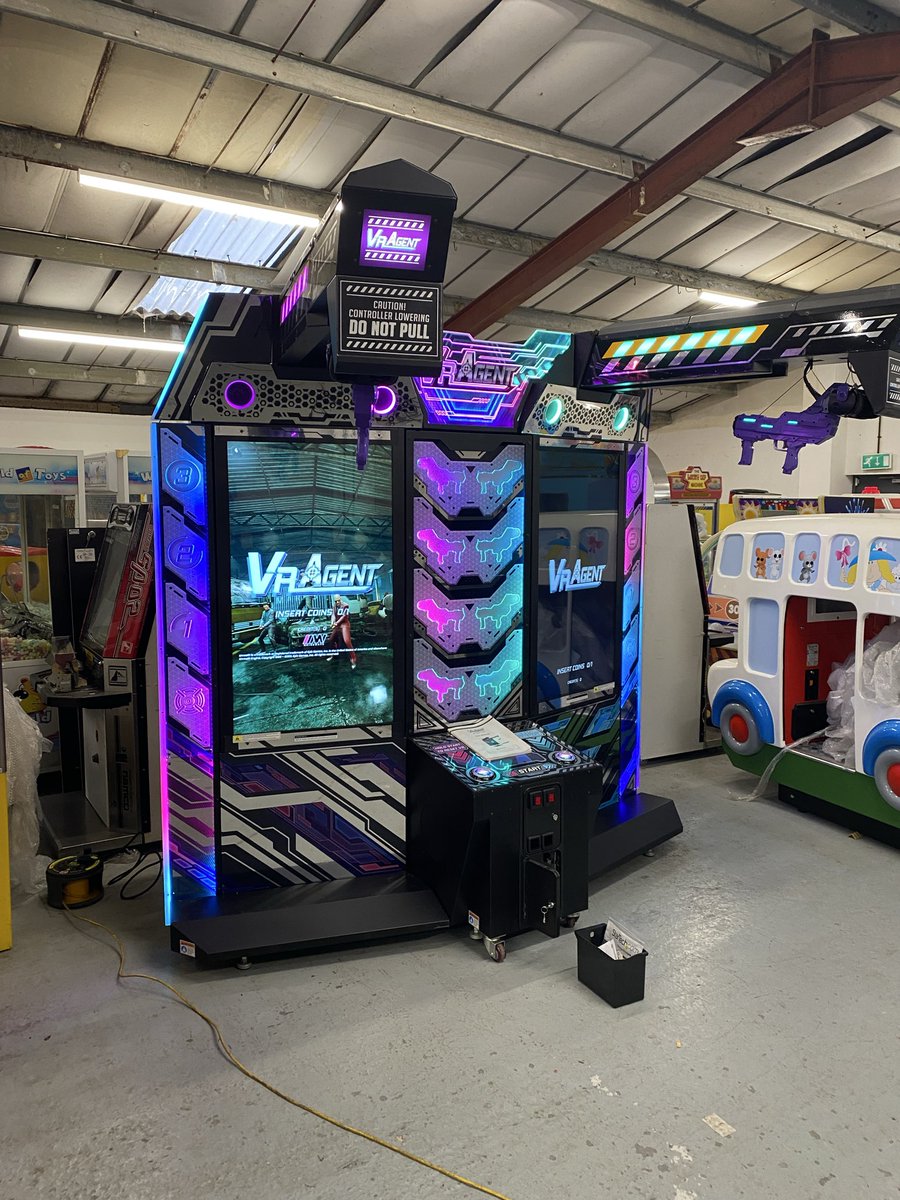 CRetrogaming's tweet image. It’s a massive beast of a machine and took a good 2 hours to put together. And it’s an alright game, good fun and the VR isn’t that annoying. #sega #VR #arcade