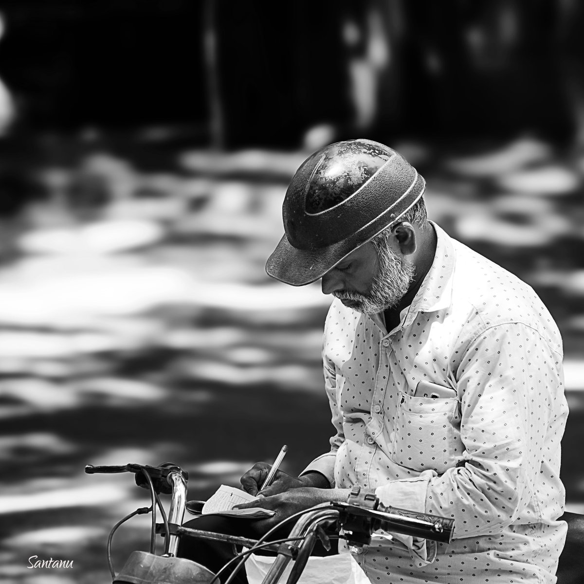 Santanu_pl's tweet photo. Pen writes what silence hides.

#BWStreetPhotography #MonochromeIndia #UrbanSilence #LifeInShadows #EverydayMonochrome

Facebook https://t.co/elu4lZG9QQ