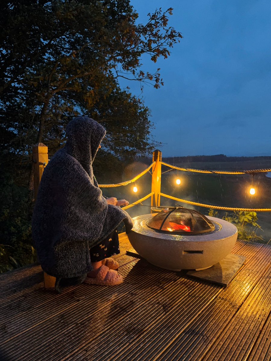 After a day spent exploring in and around Braemar, it was lovely to get back to Milkwood cabin at Lawton Links for a soak in the outdoor tub followed by toasting marshmallows on the fire. 🛀🏻🔥