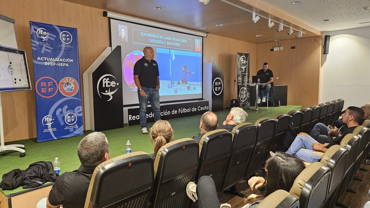Tercera y última ponencia 
José Salinas "Que modelo de juego crear según categorías y jugadores"
Jornada de Revaluación <a href="/AcademiaRFEF/">Academia RFEF</a>
<a href="/EntrenadorRFFCE/">Entrenadores de la RFFCE</a>
<a href="/EntrenadorRFEF/">Comité de Entrenadores RFEF</a>
