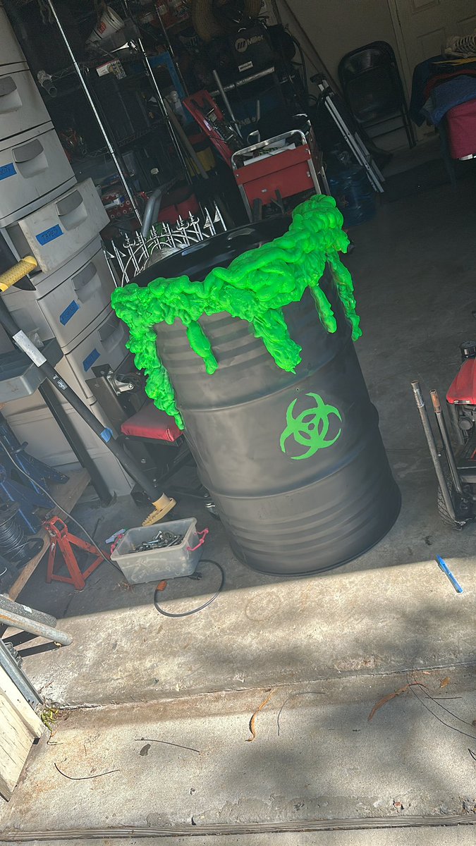 Axelfig41624863's tweet photo. We make Halloween house to garage door is coming tomorrow Halloween https://t.co/TA2rSWaKv9