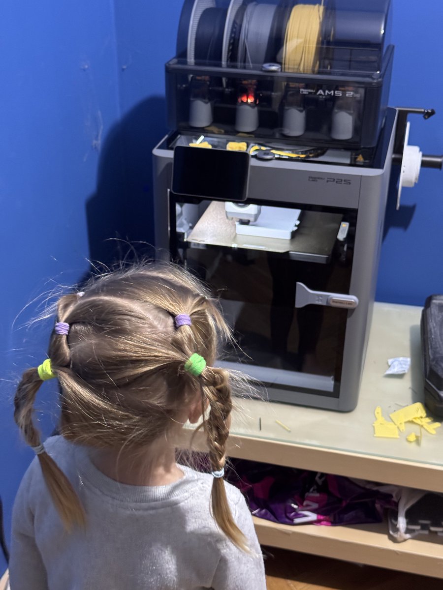 Обычные дети: Залипают на то, как работает стиралка
Кира: Залипает на то, как работает 3д принтер

Технолоджия!