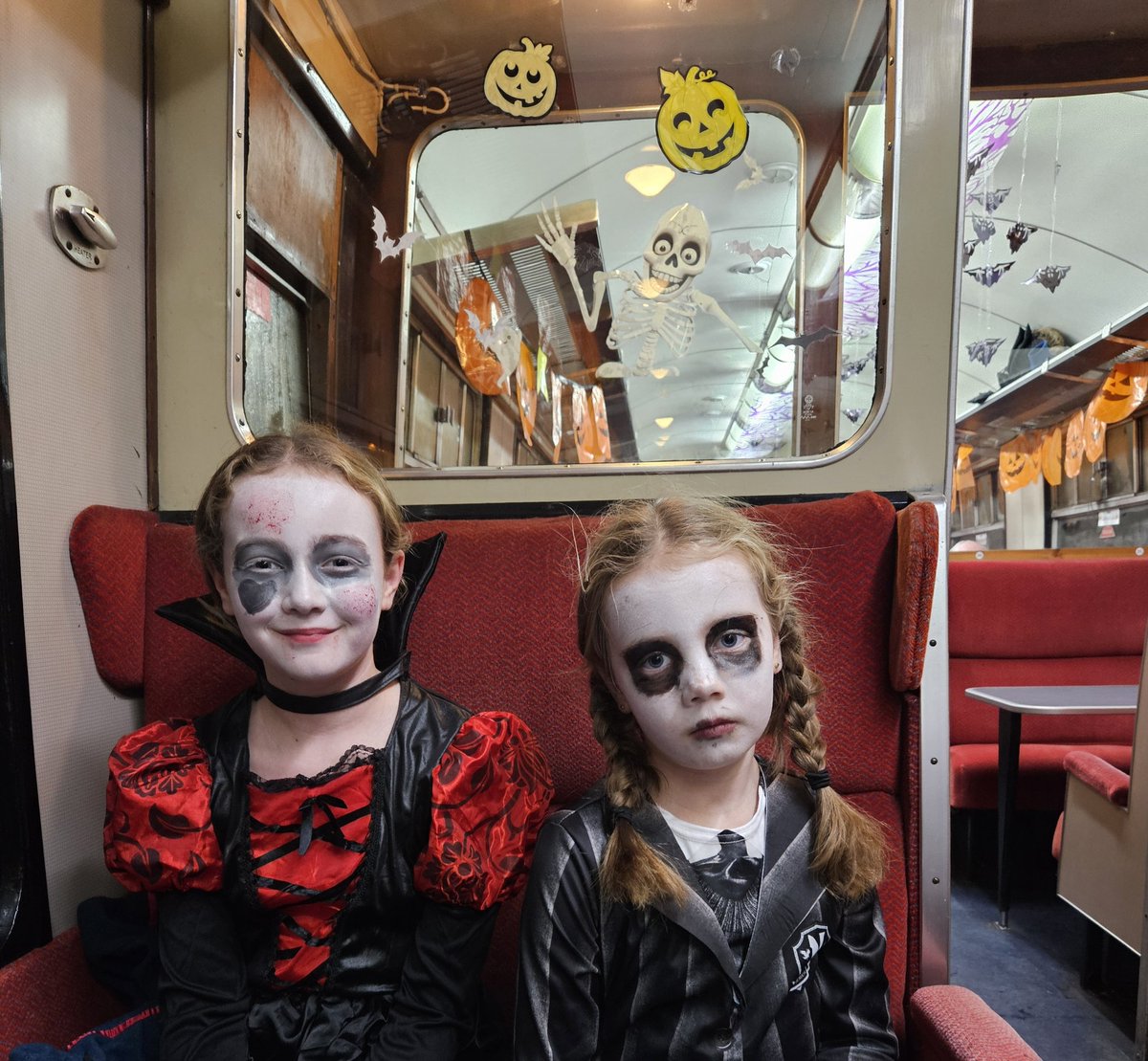 peterdoconnell1's tweet image. Eimear and Aisling are having a terrifying time of it on the @eastlancsrly ghost train tonight.  #elrhalloweenghosttrains
