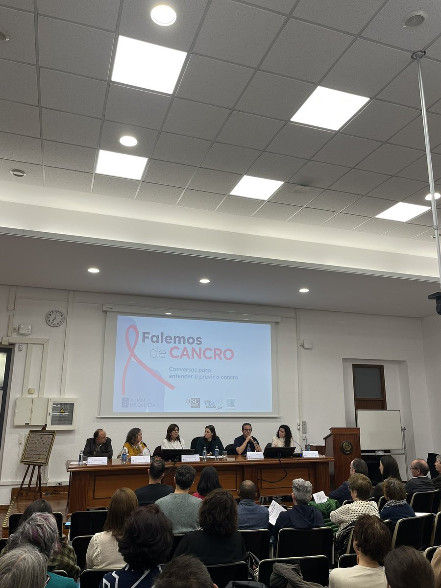 Teresa Curiel, oncóloga del Hospital Clínico Universitario de Santiago, interviene en esta mesa para conversar sobre como es el proceso una vez diagnosticado un cáncer