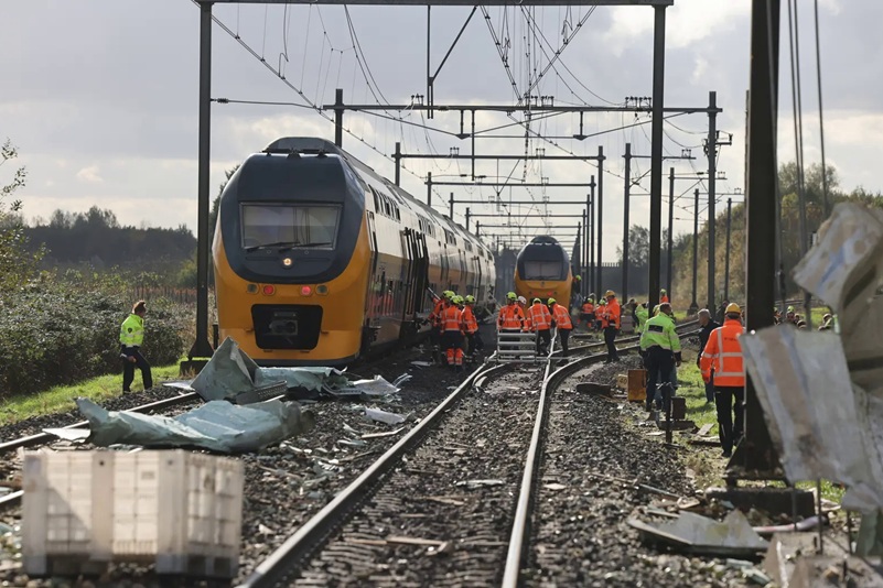 Veel schade na aanrijding tussen trein en vrachtwagen in Meteren