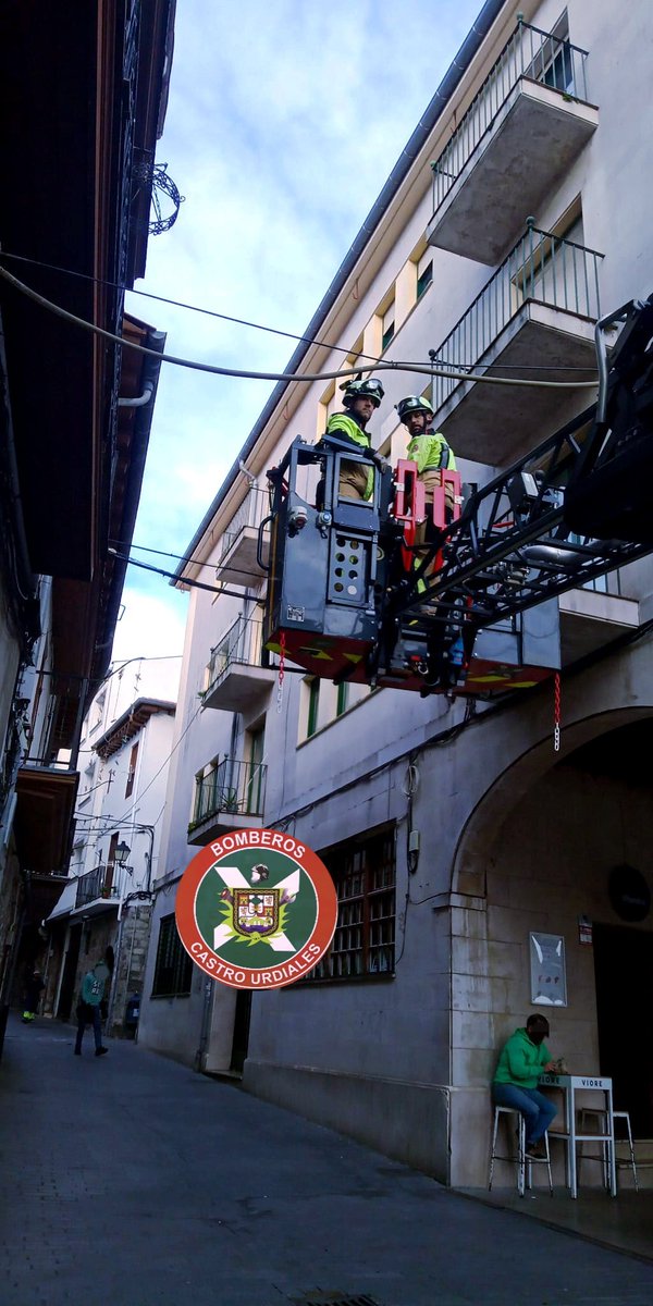 Aviso de particular por cable descolgado. Movilizado #Bomberos