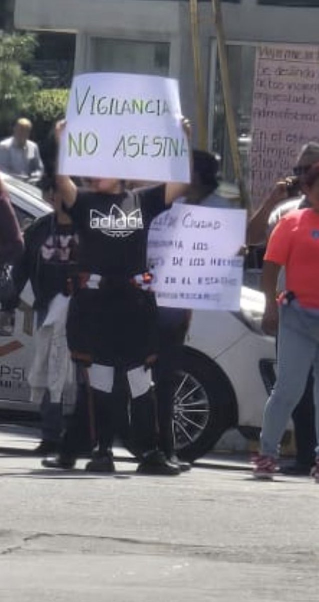 ‼️‼️ “Vigilancia no asesina”
Trabajadores del área de vigilancia de la UNAM iniciaron acciones de protesta en Ciudad Universitaria.
Convocan a una manifestación mañana a las 7 a.m. Exigen la destitución de mandos de seguridad tras la muerte del aficionado en el Estadio Olímpico.