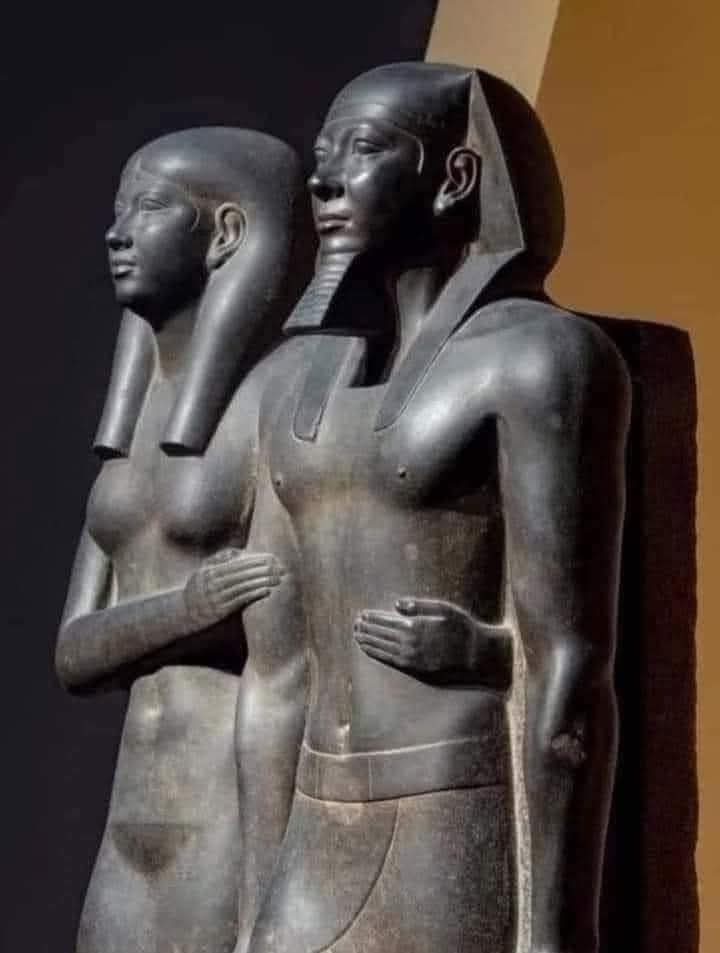 الطريقة  اللي ماسكة جوزها بيها تدل على عظمة الست المصرية من ألاف السنين😎 لأن الراجل المصري لو أتساب مش هيتجاب