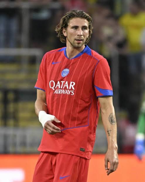 Psg_reporter's tweet image. Je vois ÉNORMÉMENT de critiques envers Zabarnyi, ceux qui ont la vision montez dans le train, il sera bientôt trop tard