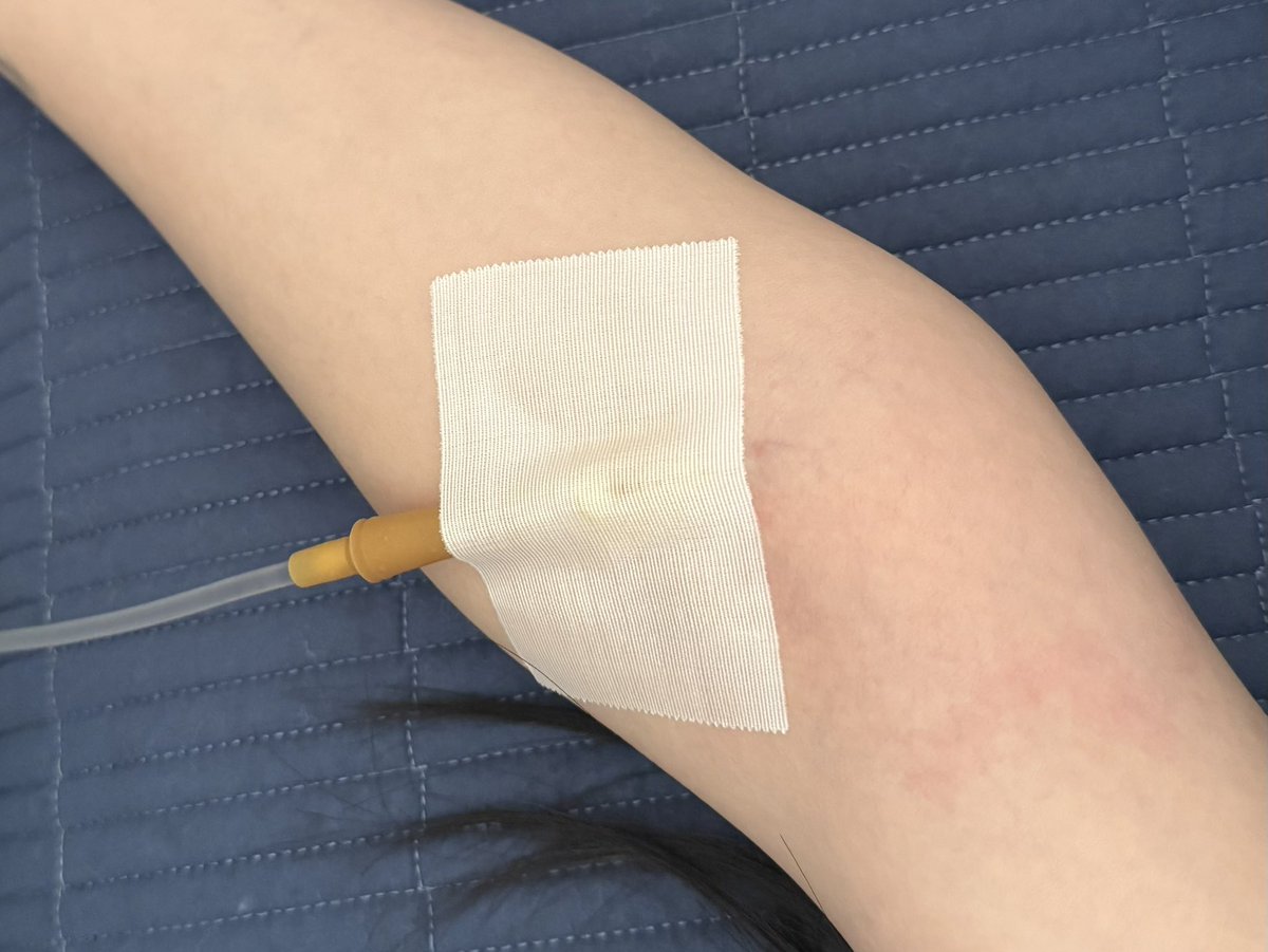 저는 상하반기 모두 계속 일하느라 과로로 실려가고, 수액 맞으면서 업무 보느라 개인 판매도 못 하는 중인데

남의 소중한 작업물을 배낀 것도 아니고 아예 사진을 불법 복제해 열화판 제품을 만들다니요