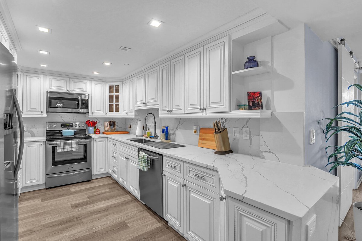 JMPhillipsGroup's tweet photo. ✨ Your Coastal Dream Awaits! ✨
Live the resort lifestyle in this renovated 2BD/2BA condo at the Yacht &amp; Racquet Club of Boca Raton 🌴

🏖️ Marina views • Quartz counters • SS appliances • New clubhouse &amp; pickleball!

Your Boca paradise is calling — DM to tour! 🌊 https://t.co/J37hnfEuo2