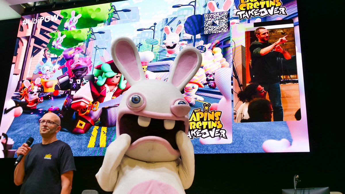 Notre mascotte était sur scène à l’#UbiPGW pour une annonce exclusive ! 🐰 
Avec Lapins Crétins Takeover, nos bwaaahnimaux préférés débarquent dans Roblox ! 🤝