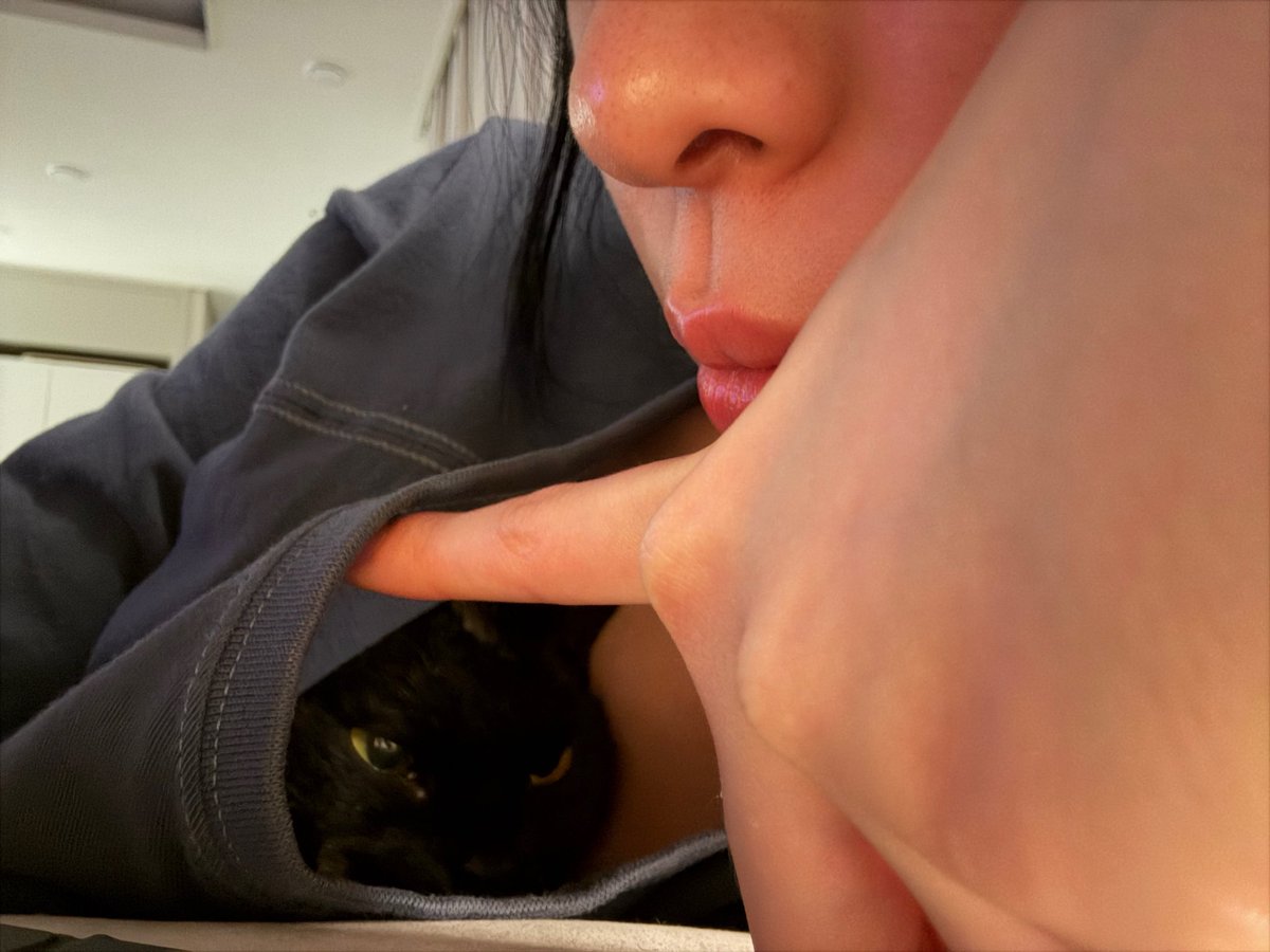 itzypopbase's tweet image. ITZY’s Ryujin shares new photos with her cat.