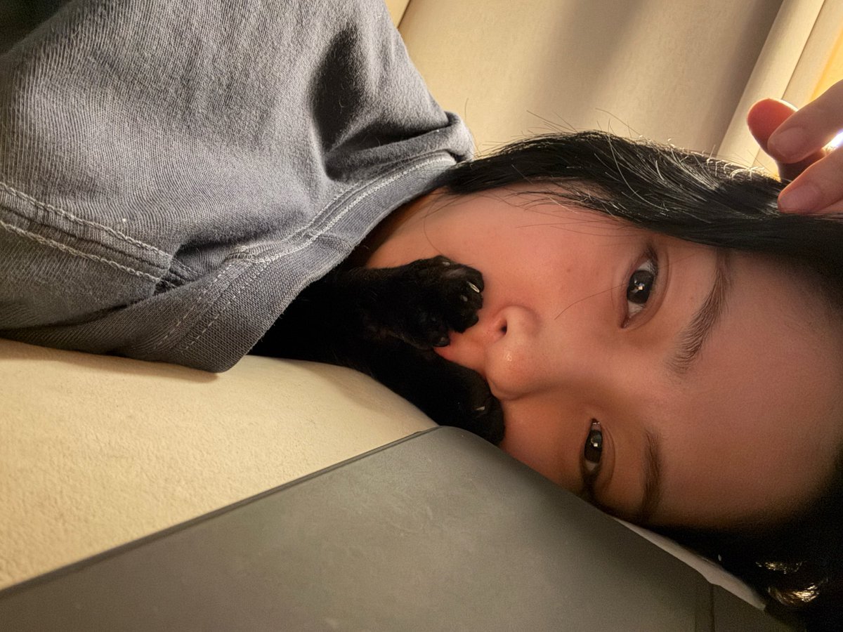 itzypopbase's tweet image. ITZY’s Ryujin shares new photos with her cat.