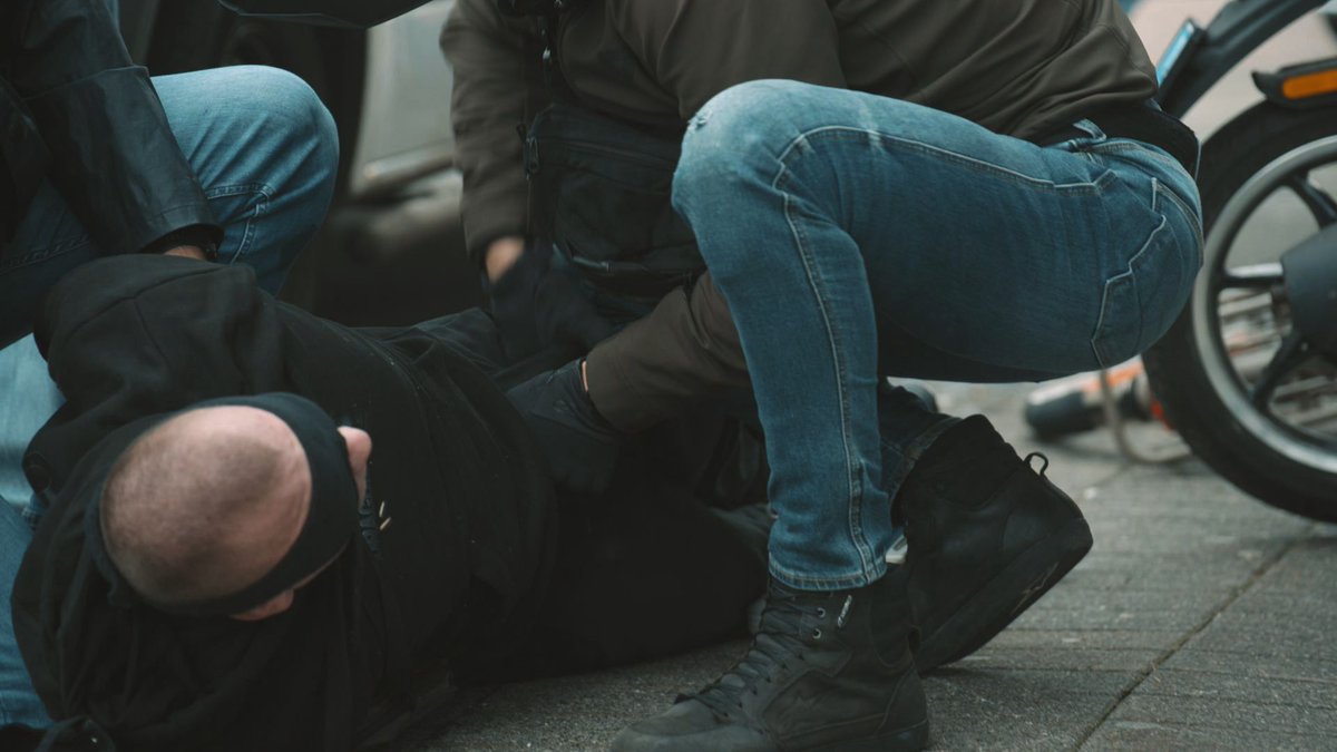 Onze Dienst Speciale Interventies heeft vandaag in Rotterdam een 35-jarige man aangehouden, die werd gezocht door Polen. Hij moet daar nog een gevangenisstraf van 4 jaar uitzitten. Lees meer: politie.nl/nieuws/2025/ok…