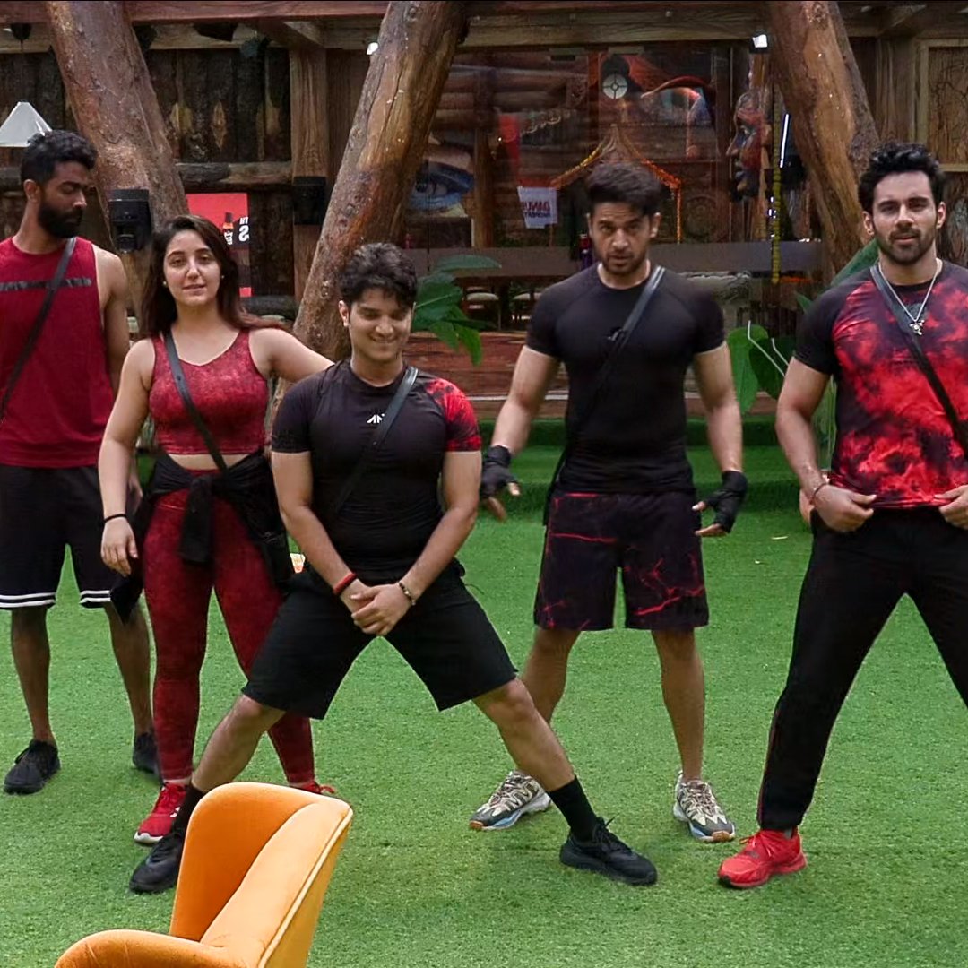 Rebelinmeee's tweet photo. Gk's priority                            vs          Gk's Expectations
What's this behaviour Gk?

#FarrhanaBhatt #BiggBoss19 https://t.co/TVVMgTKLou