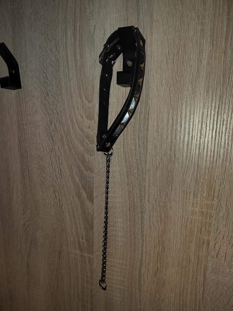 In our AIRBNB some one forget this before to leave from the apartment 😂
We arrived and we saw this toy😂
Who want to play? 😈