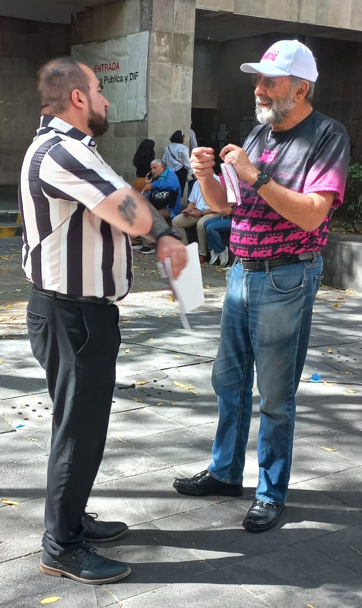 somosmx_cdmx's tweet photo. Hemos salido a buscar a gente que como nosotros, quieren otras opciones y otras opiniones.
En lus juzgados de lo familiar, muy cerca del palacio de bellas artes, hemos encontrado a muchos y hemos recibido excelente respuesta. https://t.co/JAsFcjPYvb