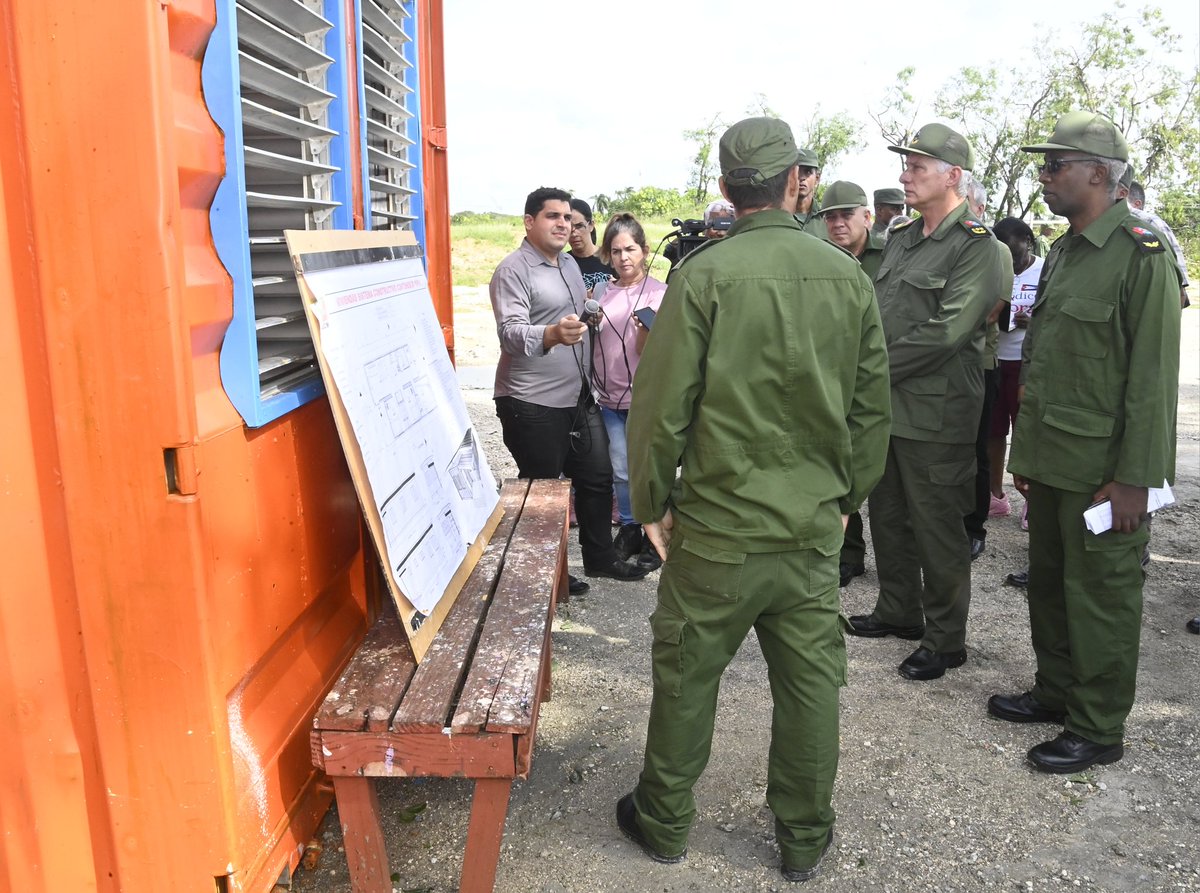 <a href="/QueipoRuiz/">Joel Queipo Ruíz</a> <a href="/DiazCanelB/">Miguel Díaz-Canel Bermúdez</a> 🏠| En el recorrido, el Presidente estuvo también en la Unidad de Construcciones Militares de Perdenales, donde se están convirtiendo contenedores de mercancías en confortable viviendas, una buena opción para agilizar la entrega de vivienda a los damnificados.