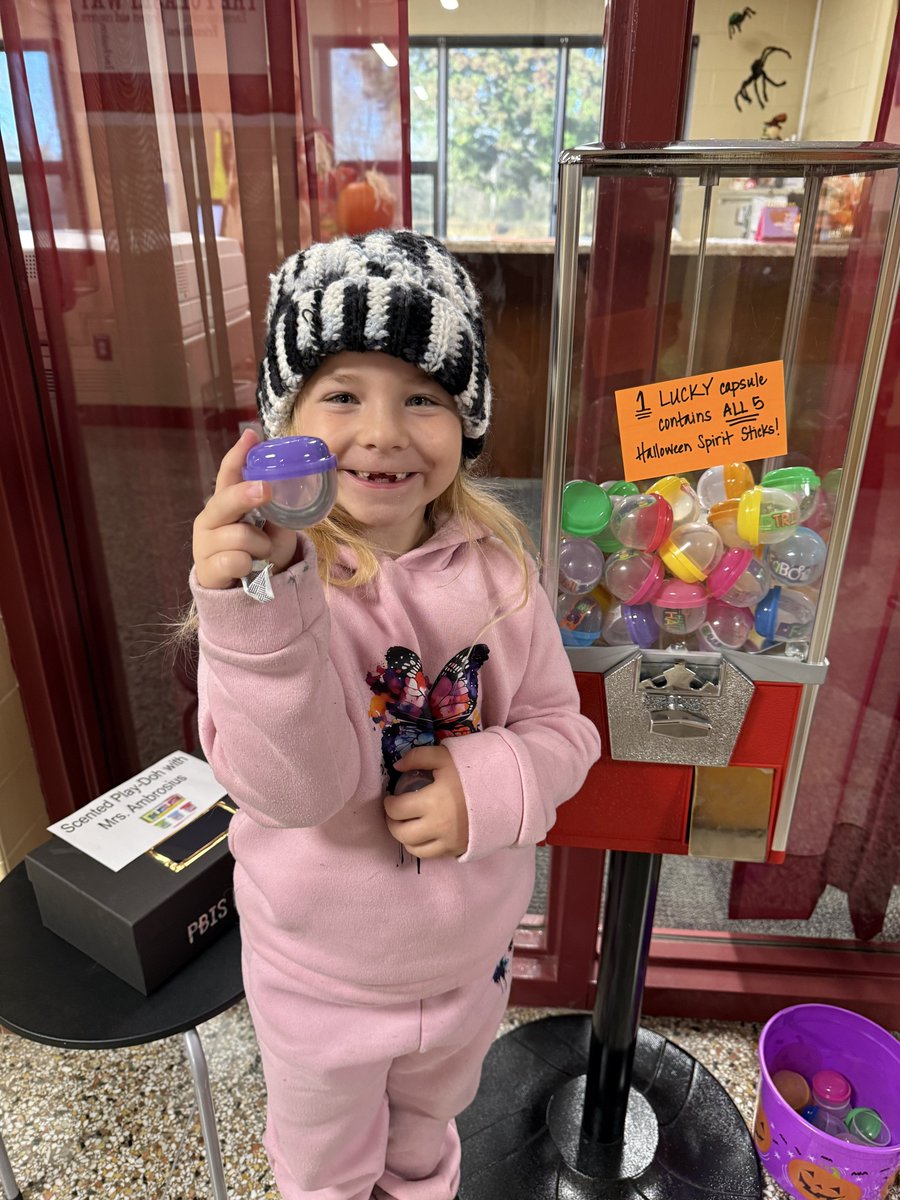 This lucky student got the capsule with all 5 Halloween Spirit Sticks! 🍀