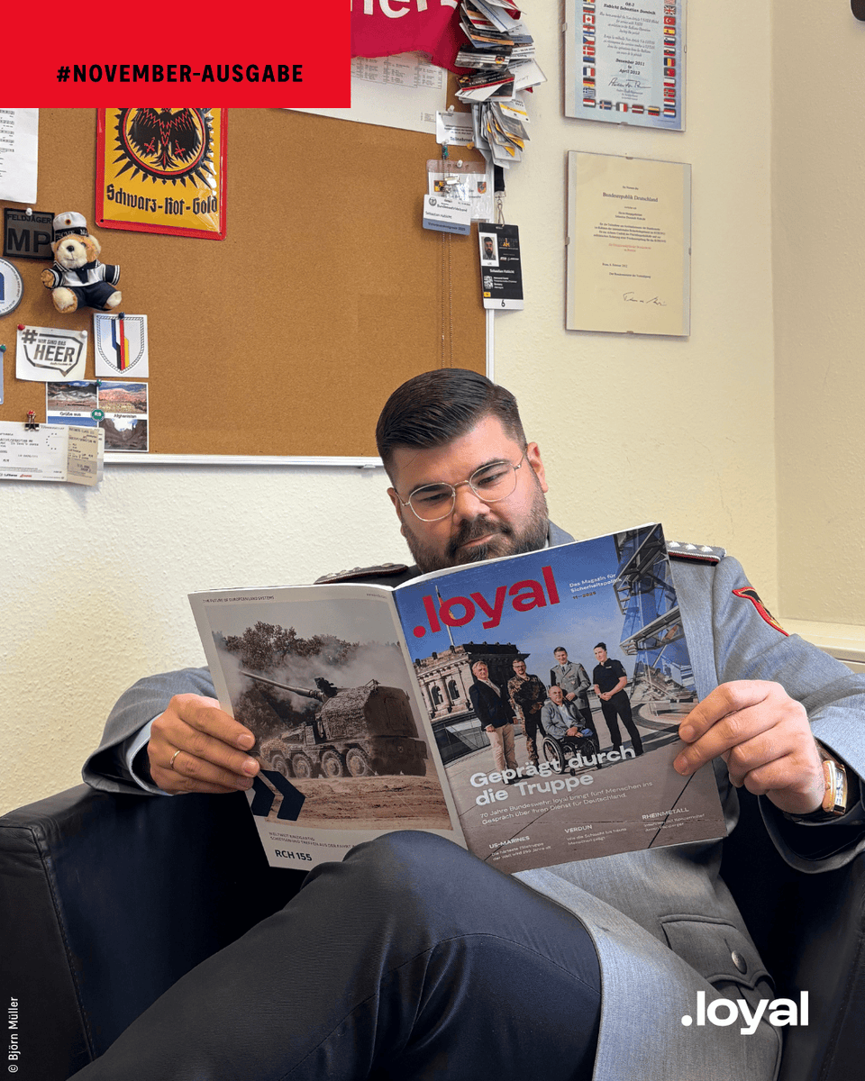 Hauptmann Sebastian Habicht, Sprecher des Gesamtvertrauenspersonenausschuss der Bundeswehr-Soldaten, ist ganz vertieft in die LOYAL im neuen Layout 🤩 Unsere Themen im November 👇 

✍️ 70 Jahre #Bundeswehr: Fünf Menschen sprechen über ihre prägenden Erfahrungen in der Truppe 

✍️