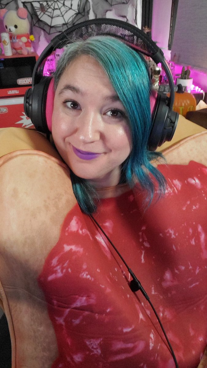 Last day for scare alerts! I'm playing RE4! I'm dressed as a piece of bread with jelly (my peanut butter is at work) Come hang out! twitch.tv/heatherreusz