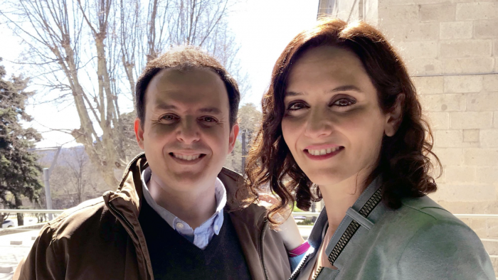 Se llama Alejo Miranda de Larra y es senador del PP con un sueldo de 133.000€. Hoy ha interrogado a Pedro Sánchez. Ha sido mano derecha de Ayuso y estuvo detrás del pelotazo urbanístico de la Operación Valdebebas y del Hospital fantasma del Zendal con el capo Florentino Pérez.