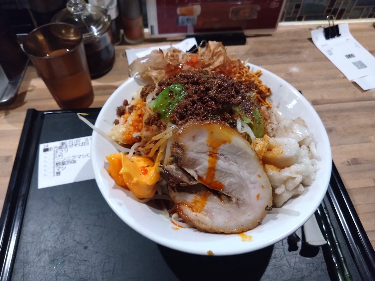 deno、175郎まぜそば白
太麺、チーズ、野菜、カツオ、全てが絡んで美味い。
通ってるので特に言う事は無し。
#先2ファントムダイブ