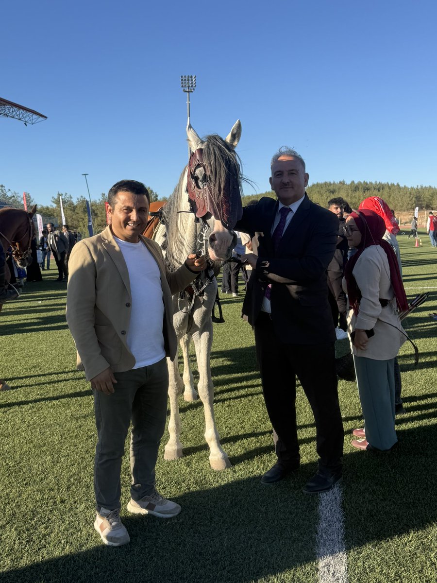 Şanlıurfa Valimiz Sayın <a href="/hasansildak/">Hasan ŞILDAK</a> , Harran Üniversitesi ev sahipliğinde düzenlenen Atlı Okçuluk Gösterisini, sayın Rektörümüz  Prof. Dr <a href="/mtahirgulluoglu/">Prof. Dr. Mehmet Tahir GÜLLÜOĞLU</a> birlikte izledi.
Kadim şehir  tarihi mirasıyla kültürünü Dünyanın ilk Arap atı kökenin URFA olduğunu yaşatmaya devam ediyor.