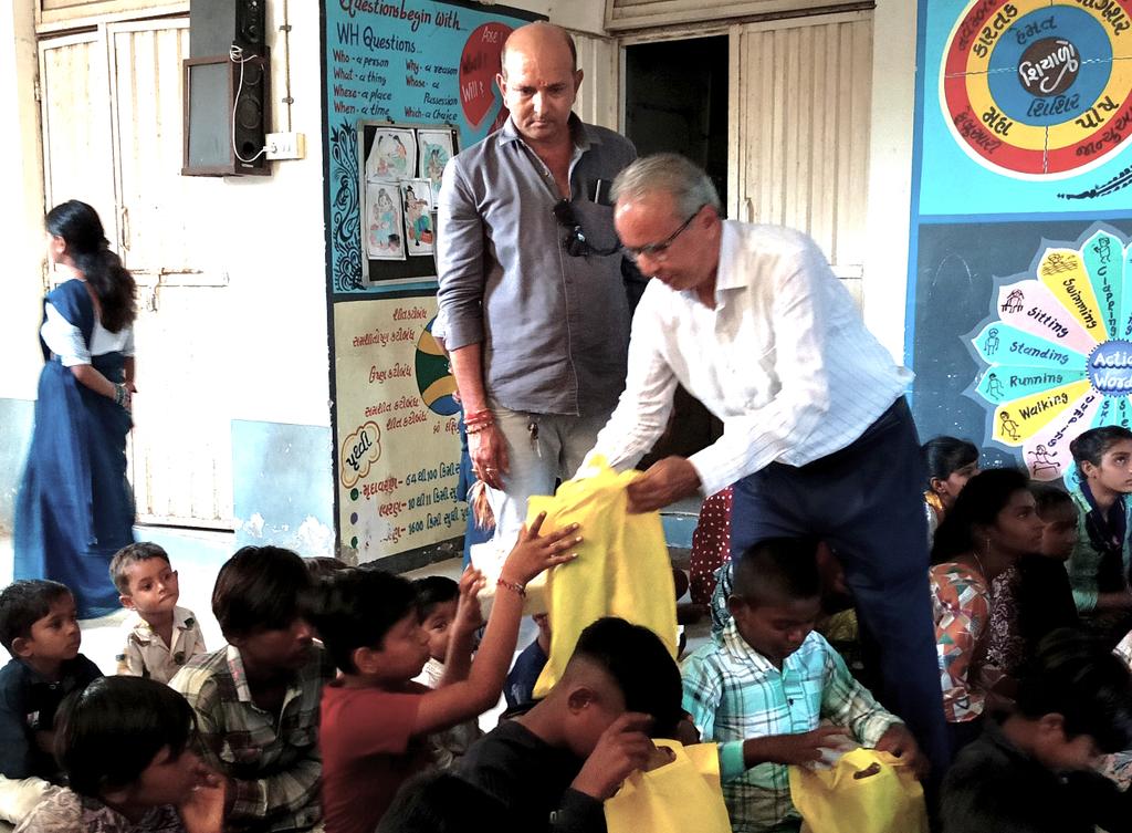 bvpgujarat's tweet photo. Spreading Smile

"Anand Kit" distribution to needy children by #Anjar branch of #BVPGujarat

#Gujarat #BVP #India #BharatVikasParishad  #BVPKutch #kutch @bvpanjar https://t.co/2qkt7SkZ4Z