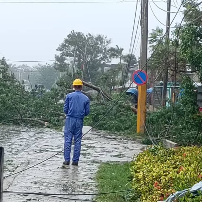 ETECSA_Cuba's tweet photo. 📣 No existirá el descanso mientras el pueblo nos necesite.  
📍Aquí estamos Las Tunas, nuestros trabajadores avanzan 💪 en la recuperación de los servicios de telecomunicaciones ☎️📲. 
#TemporadaCiclónica 🌀 https://t.co/kTjoRSmuu2