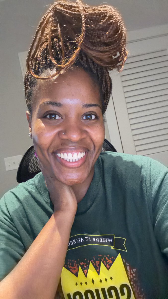 PrettyPearlRock's tweet photo. WFH is LIFE 😎
Thursday ✅ Payday 💰 No meetings 💤
Bailey’s at the groomer 🐶✨ so I’ve got the house to myself 🏡🤭
Messy bun 💁🏽‍♀️
Rain falling 🌧️ candles lit 🕯️ #SoftGirlLifeThursday💅🏽☁️✨ https://t.co/seRRaPHPll