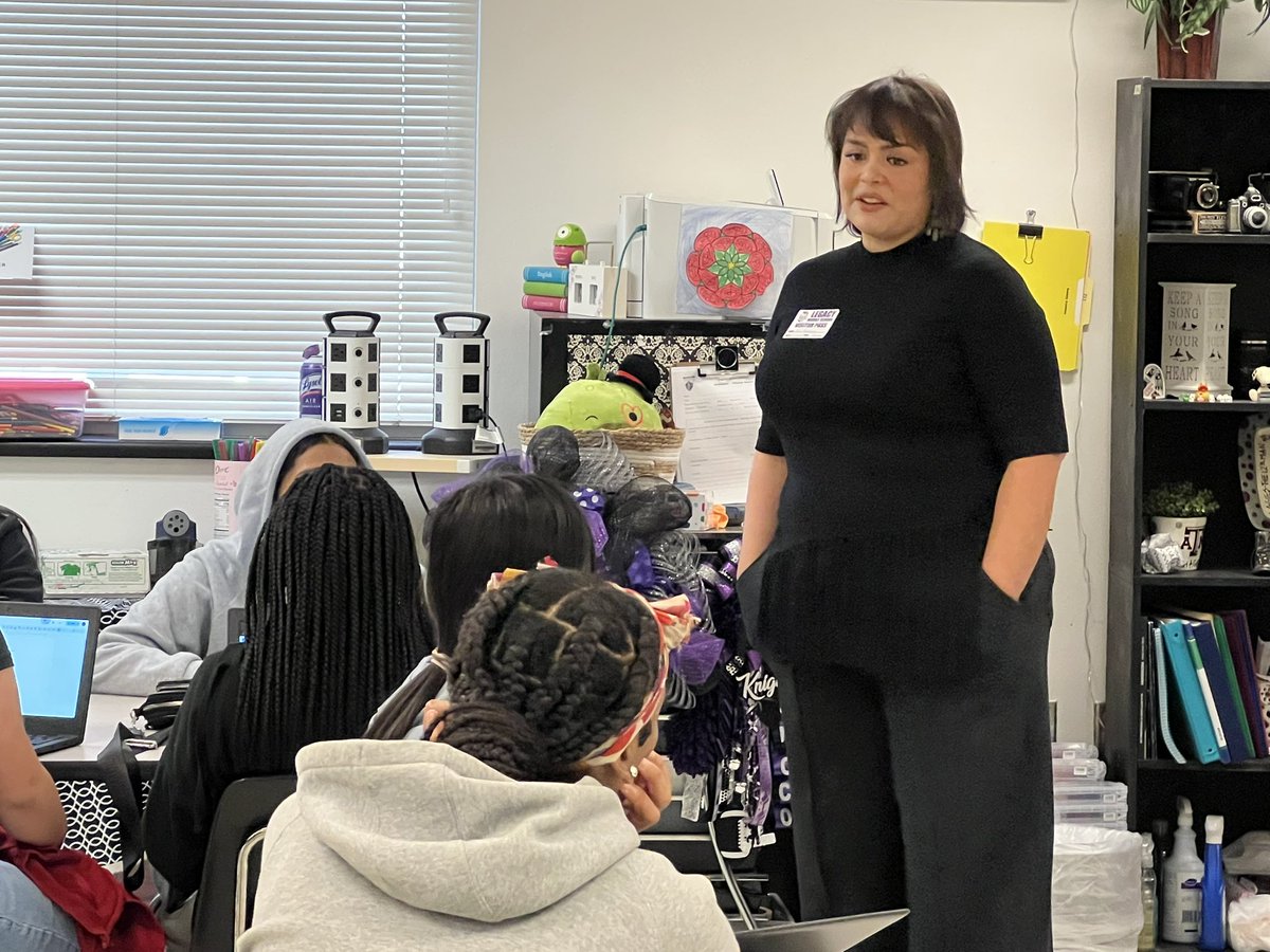 DianeCano's tweet image. From the newsroom to our classroom! @KENS5 ‘s @AliciaNeaves spoke to our journalism students about storytelling, interviewing, and chasing the truth. Big thanks Ms. Neaves, for inspiring our students to find their voice and ask great questions! @ECISDtweets @LegacyECISD